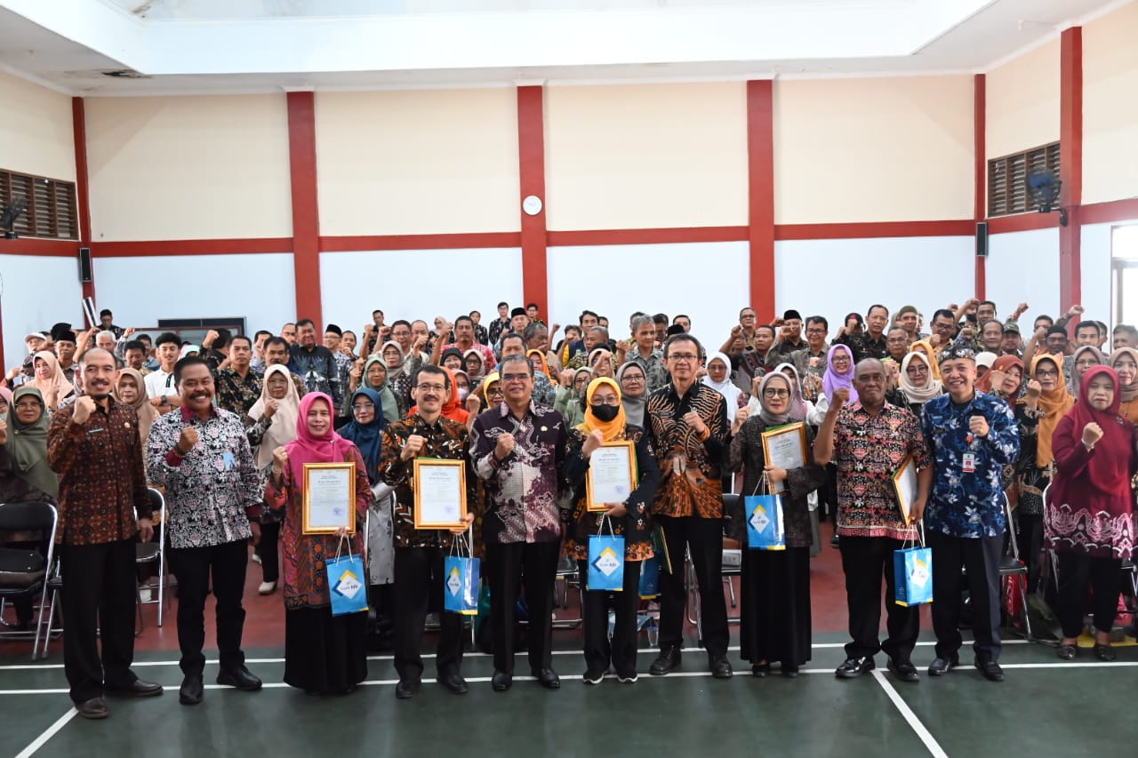 Serahkan SK Pemberhentian Kepada Calon Purna Bhakti PNS, Pj Bupati Agus Toyib &quot;Pensiun Bukanlah Akhir Dari Sebuah Perjalanan&quot;